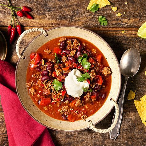 Garnierte Schüssel Chili con Carne mit Crème fraîche und Koriander