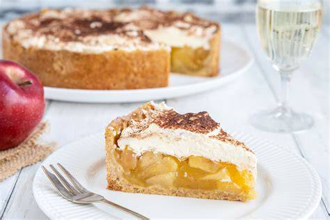 Garnierte Scheibe Apfel-Wein-Torte mit Mandelblättchen
