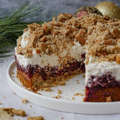 Garnierte Scheibe Spekulatius‑Torte mit Puderzucker