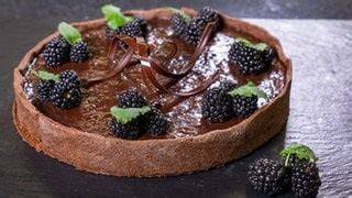 Garnierte Schoko-Sahne-Torte mit Brombeeren und Minze