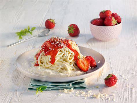 Garnierte Spaghetti Eis Portion mit Erdbeeren