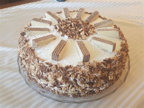 Garnierte Torte mit Manner Schnitten und Schokoglasur