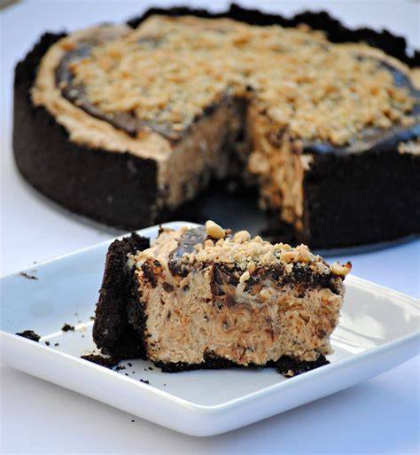 Garnierte Torte mit Peanut Butter Cups und gehackten Erdnüssen