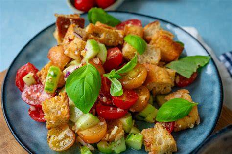 Garnierte Tortenstücke mit Kräutern und Salat