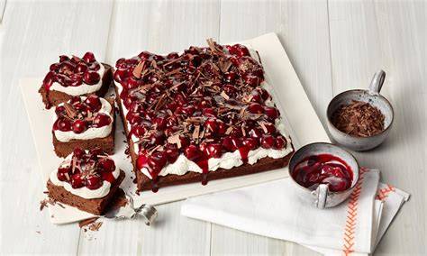 Garnierter Brownie mit Roter Grütze und Mascarpone-Crème