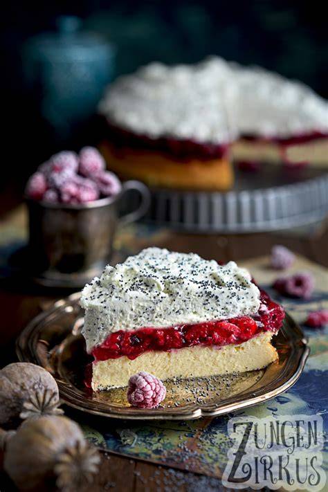 Garnierter Erdbeerkäsekuchen mit Sahnetupfen und Himbeeren