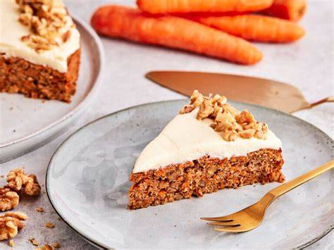 Garnierter Karotten-Walnuss-Kuchen mit Frischkäse-Frosting