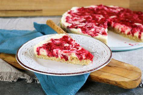 Garnierter Keks-Kuchen mit weißer Schokolade und Himbeeren