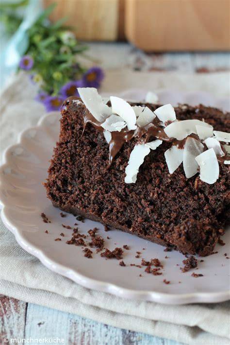 Garnierter Kokos-Quark-Kuchen mit Kokoschips
