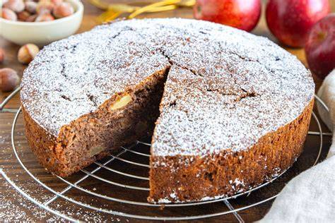 Garnierter Schoko-Birnenkuchen mit Puderzucker und Nüssen