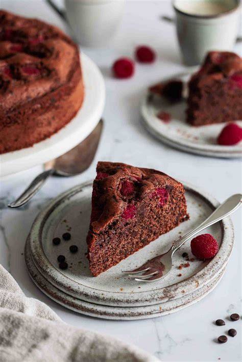 Garnierter Schokokuchen mit Himbeeren