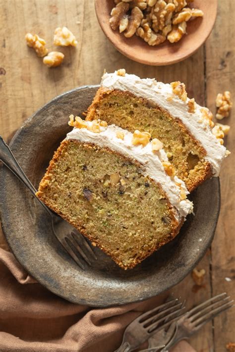 Garnierter Zucchini-Walnuss-Kuchen mit Puderzucker