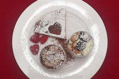 Garniertes Rhabarber-Quark-Dessert auf Dessertteller