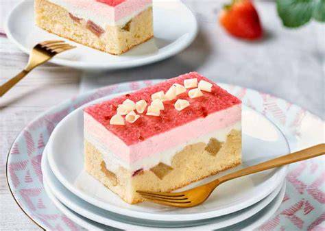 Garnitur: Erdbeeren und Limettenzesten auf Torte