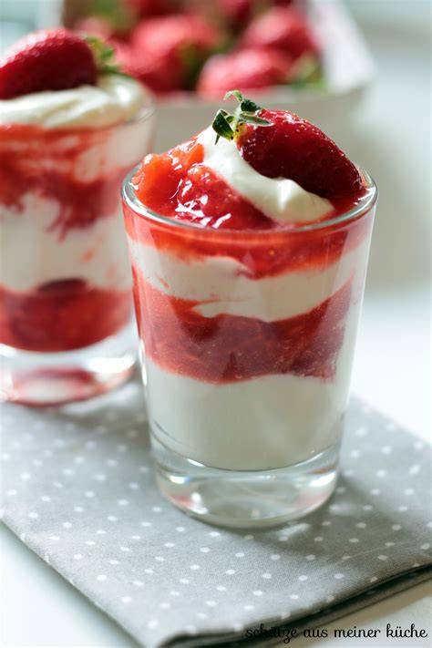 Garnitur: Erdbeeren und Minze auf Mascarponecreme