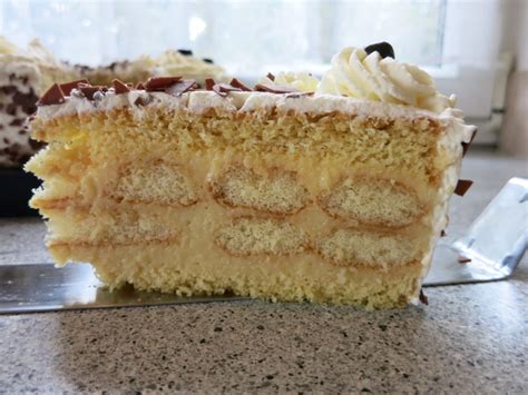 Garnitur und Dekoration einer Biskotten-Torte