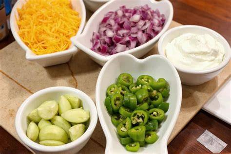 Garnitur und Toppings für Chili: Käse, Avocado, saure Sahne, Koriander