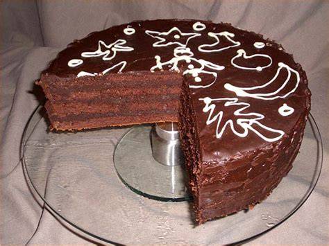 Garnitur und dekorierte Schokoladen Rum Torte