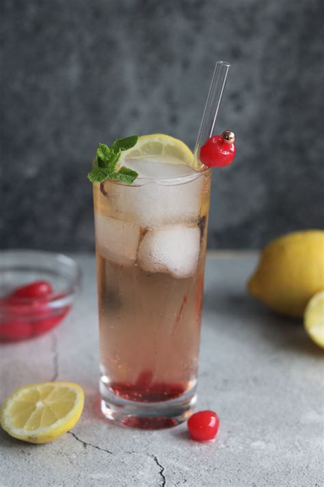 Garnitur-Idee: Cocktailkirsche und Kuvertüre-Streifen