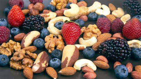 Garnitur-Ideen: Nüsse, Beeren, essbare Blüten auf runden Glasdesserts