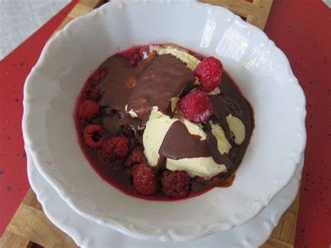 Garnitur-Ideen: Schokoladenraspel, Mandelblättchen und ganze Kirschen