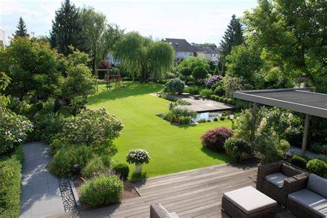 Garten mit Obstbäumen und Gartenteich