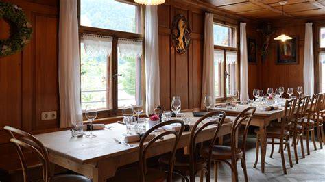 Gasthaus Zucker Innenraum und Tische - gemütliche Bavarian Atmosphäre