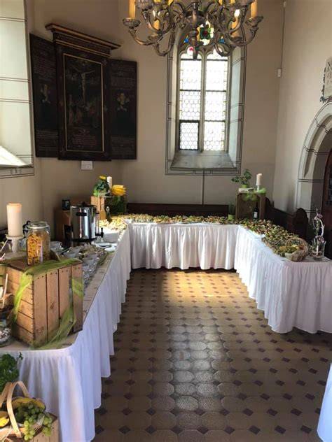 Gastro-Eiscrusher neben einem Buffet mit Getränken