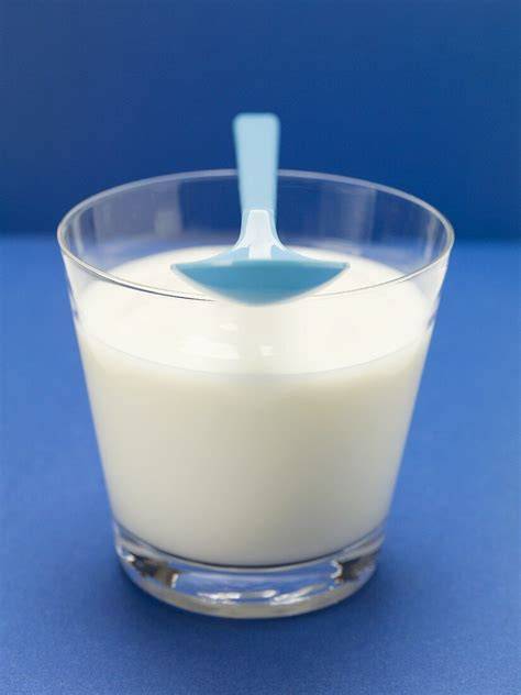 Geöffneter Abendbrei im Glas mit Plastiklöffel