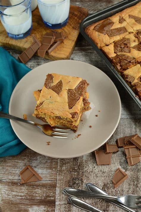 Gebäck mit zuckerfreiem Nougat-Nuss Schokolade verfeinert