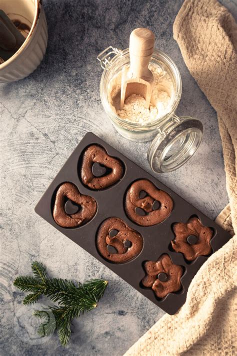 Gebäckdose mit unterschiedlich glasierten Lebkuchen, Herzen, Sterne und Männchen
