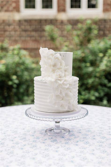 Gebackene Böden, Schichten und modellierte Fondantblüten