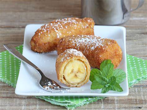 Gebackene Banane auf Teller mit Staubzucker