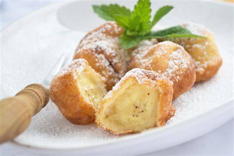 Gebackene Bananen, goldbraun frittiert und mit Honig beträufelt