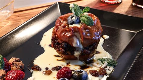 Gebackene Bratäpfel mit Schokolade auf Teller