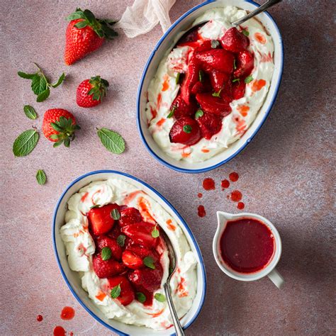 Gebackene Erdbeeren, Walnuss‑Creme und Ahornsirup als Toppings