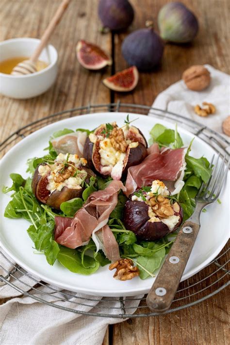 Gebackene Feigen mit Ziegenkäse, Speck und Rucolasalat