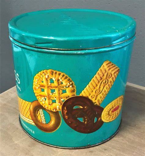 Gebackene Kekse in Blechdose
