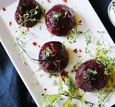 Gebackene Rote Bete auf Blech mit Ricotta, Honig, Kräutern und Nüssen