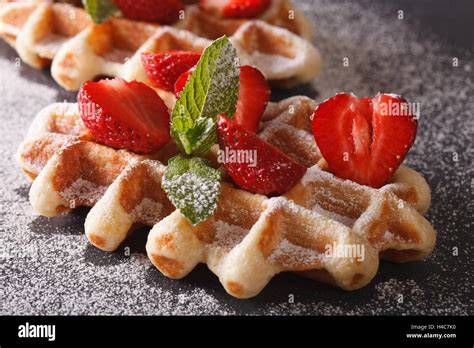 Gebackene Waffeln auf Kuchenrost