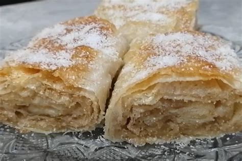Gebackene pita sa jabukama auf dem Backblech, mit Eigelb-Kondensmilch-Glanz