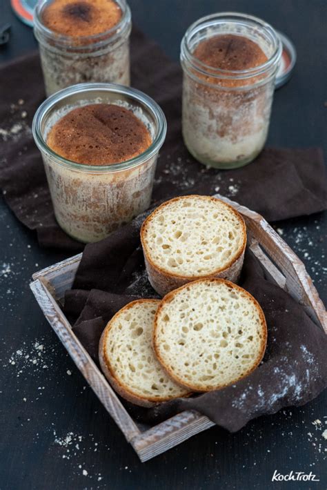 Gebackene und haltbar gemachte Kuchen im Glas, appetitlich dekoriert