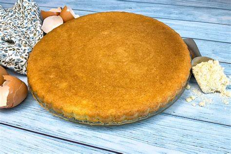 Gebackener Anis-Gewürzkuchen auf einem Kuchenteller