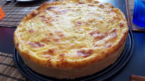 Gebackener Apfelkuchen mit glänzendem Guss
