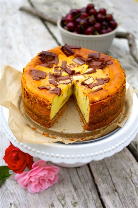 Gebackener Cheesecake mit Kinderriegeln auf der Oberfläche