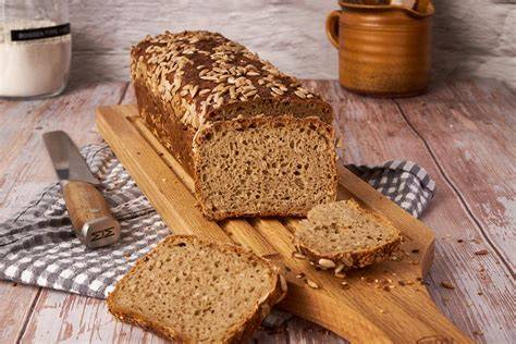 Gebackener Dinkel-Nusskuchen in Kastenform, angeschnitten