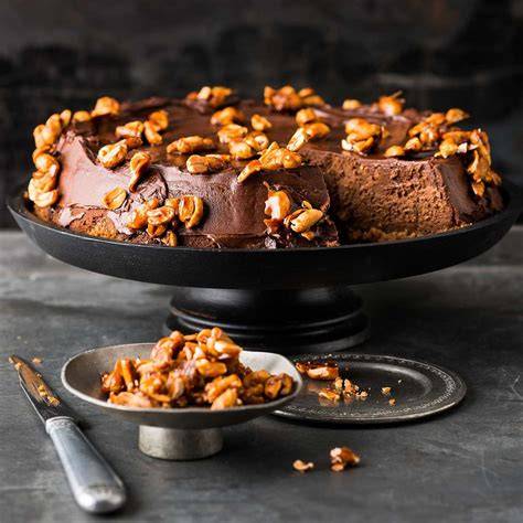 Gebackener Erdnuss-Karamell-Cheesecake mit Ganache und gehackten Erdnüssen