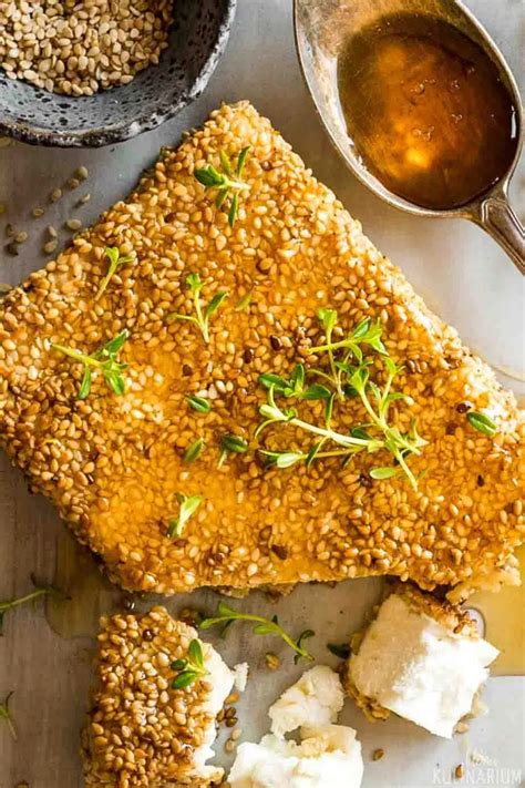 Gebackener Feta mit Sesamkruste und Honig auf Servierplatte