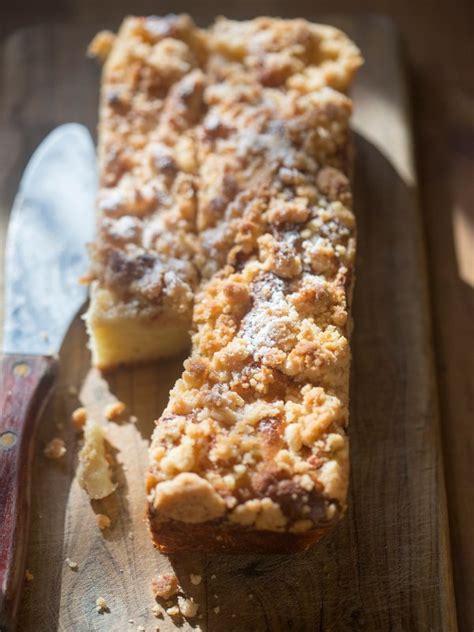 Gebackener Hefekuchen mit goldbraunen Streuseln