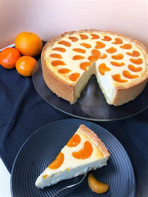 Gebackener Käsekuchen mit Löffelbiskuit-Boden und Mandarinen